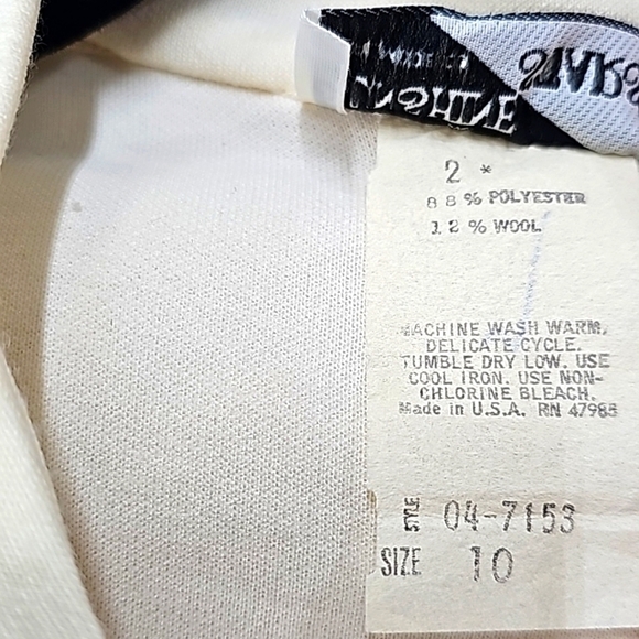 Vtg 80's cream color knit, longsleeve dress. Keyhole neck, pleat front, belted - Picture 8 of 13